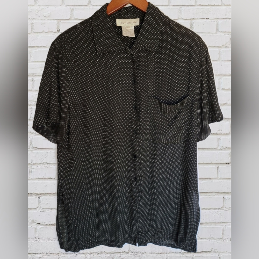 Woman's polka-dot top button up Jones New York size 4 short sleeve black&white